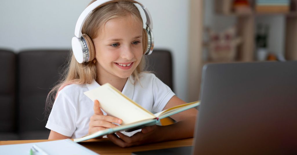 Niña feliz aprendiendo inglés con English4Kids