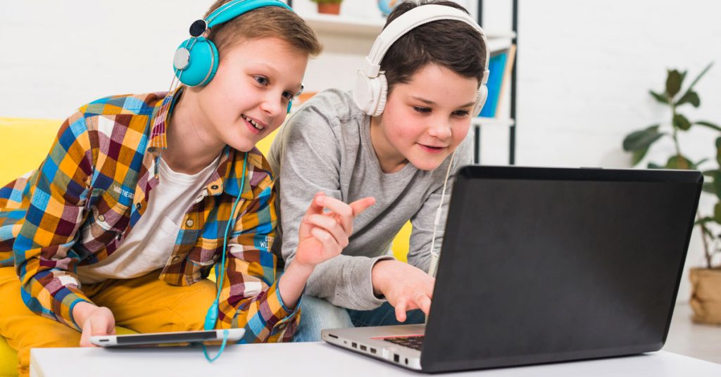 Niños jugando y practicando inglés
