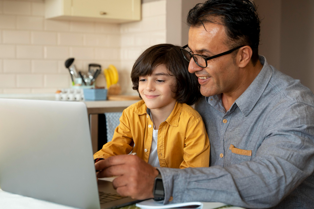 Padre e hijo estudiando juntos, reflejando felicidad