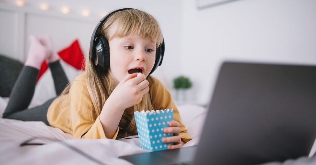Niña comiendo palomitas aprendiendo alimentos en inglés