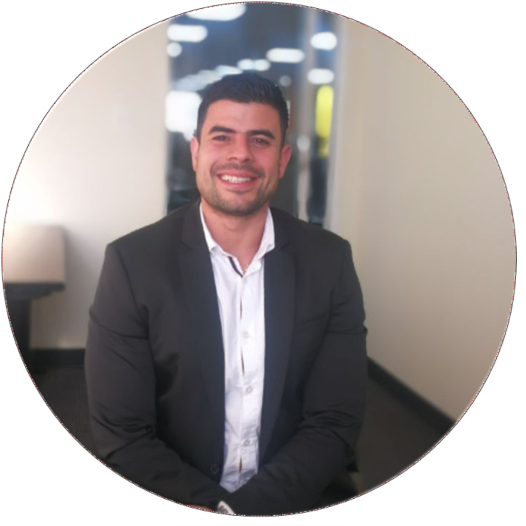 Rodrigo Galdámez, fundador de English4Kids, sonriendo a la cámara.