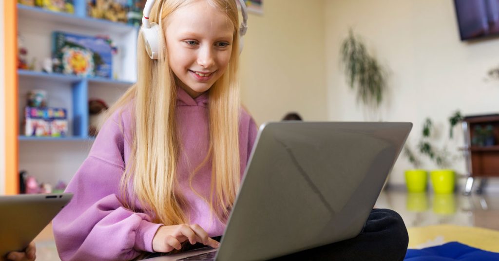 Niña con laptop aprendiendo inglés