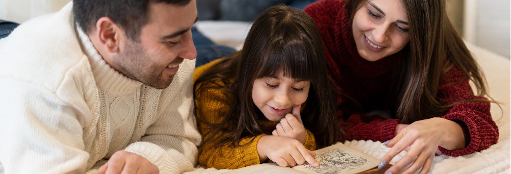 Niño aprendiendo vocabulario en inglés con actividades divertidas