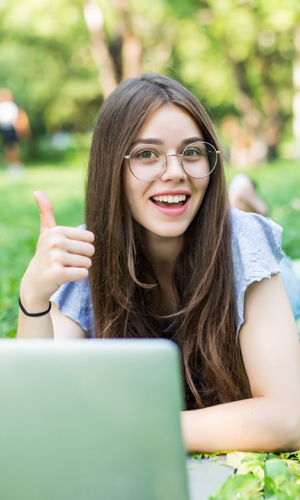 Adolescente feliz aprendiendo inglés en línea